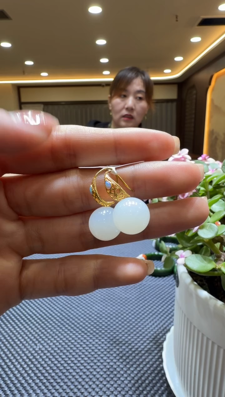 颈饰18K金镶嵌和田玉耳饰