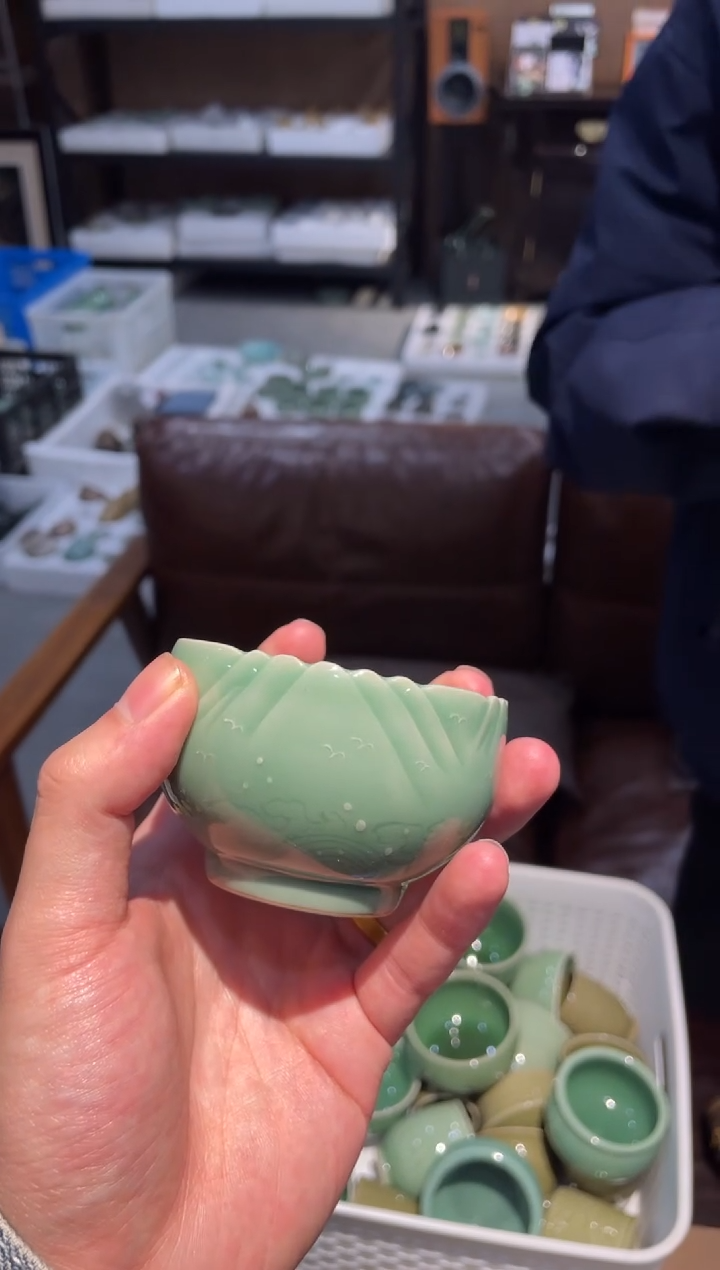178窑承青瓷梅子青刻花杯