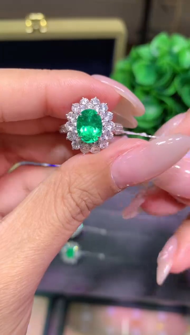 18K金镶嵌戒指祖母绿1.5CT