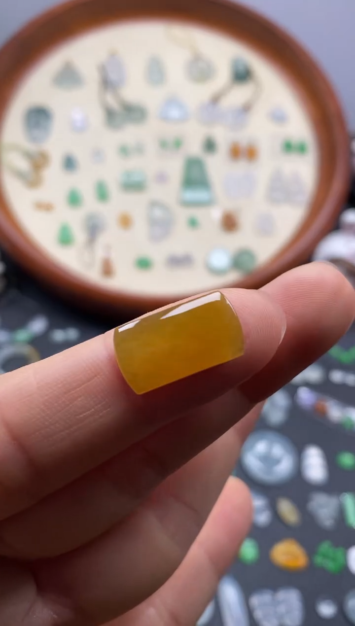 颈饰未镶嵌翡翠高冰黄翡大马安/芬