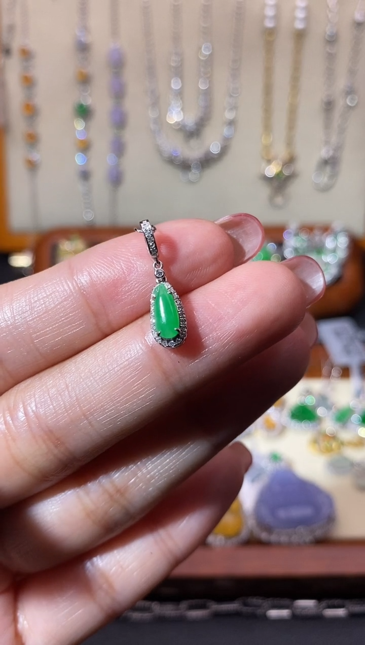 【闪购商品】翡翠颈饰18K金镶嵌吊坠