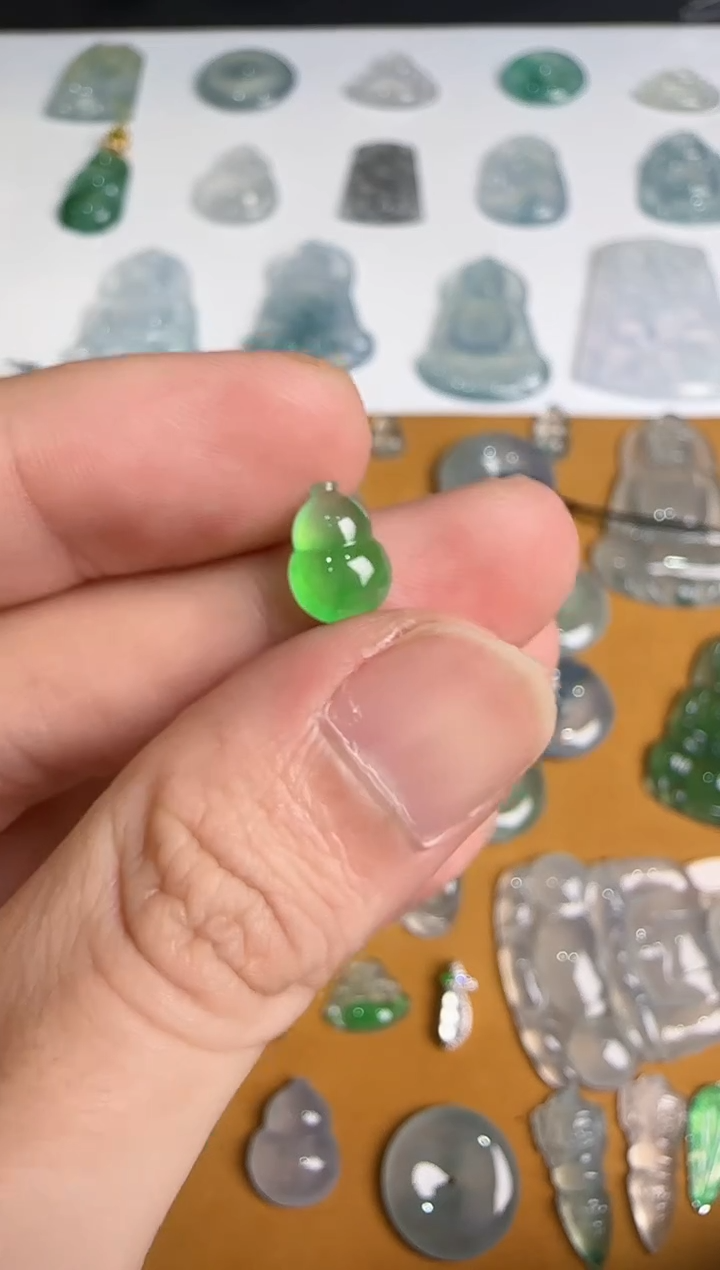 翡翠未镶嵌吊坠(不含链)李*?  