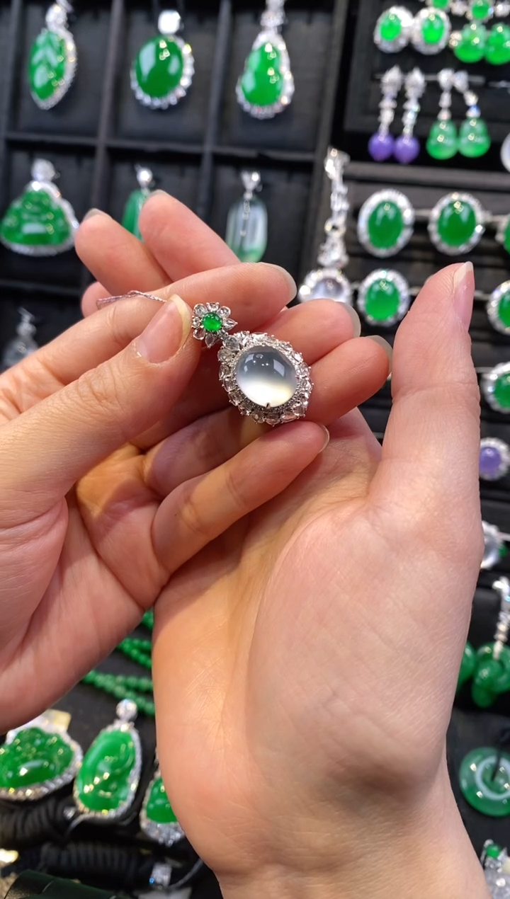 【闪购商品】翡翠颈饰18K金镶嵌蛋面吊坠4030111