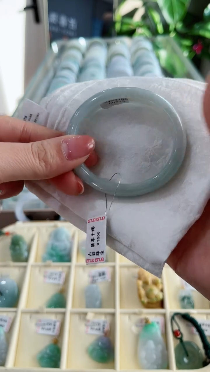 【闪购商品】翡翠手镯未镶嵌52.8贵妃圈口天然A货翡翠手镯