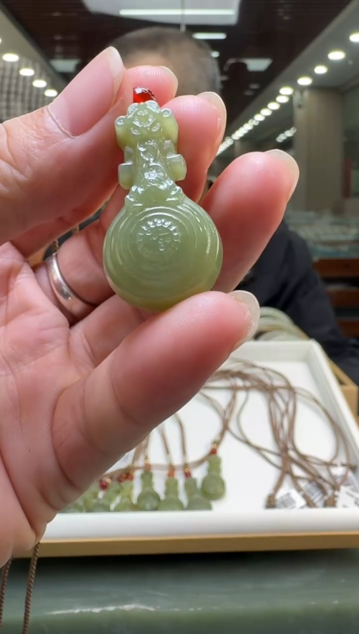 和田玉未镶嵌颈饰琵琶配绳