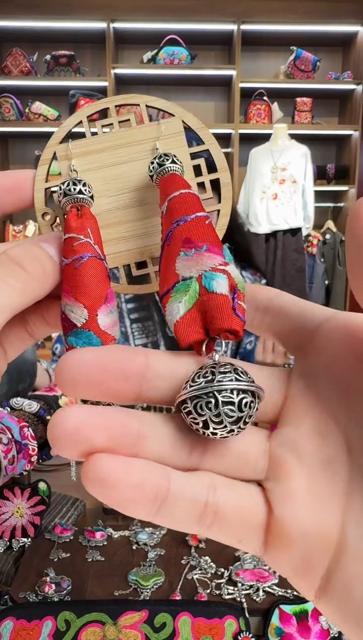 【闪购商品】织绣195蒙阿苏苗绣传承