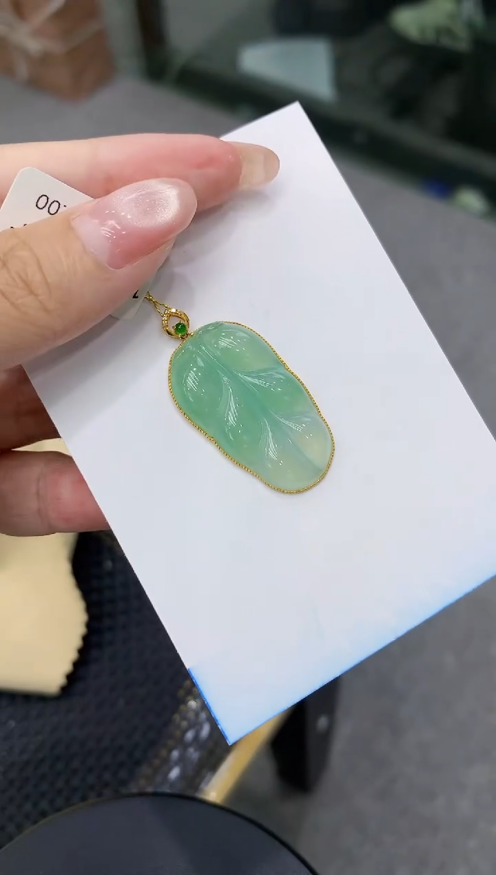 翡翠18K金镶嵌颈饰111111111111