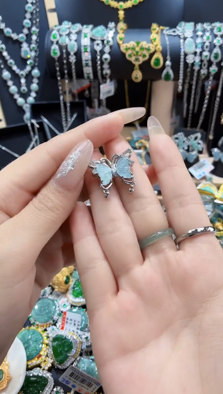 翡翠未镶嵌颈饰天然翡翠多样性发货发其一