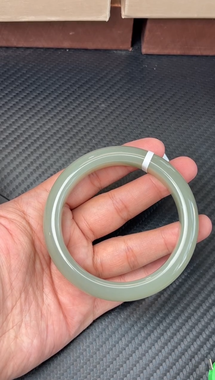 未镶嵌手镯和田玉且末微色差近矿58+h