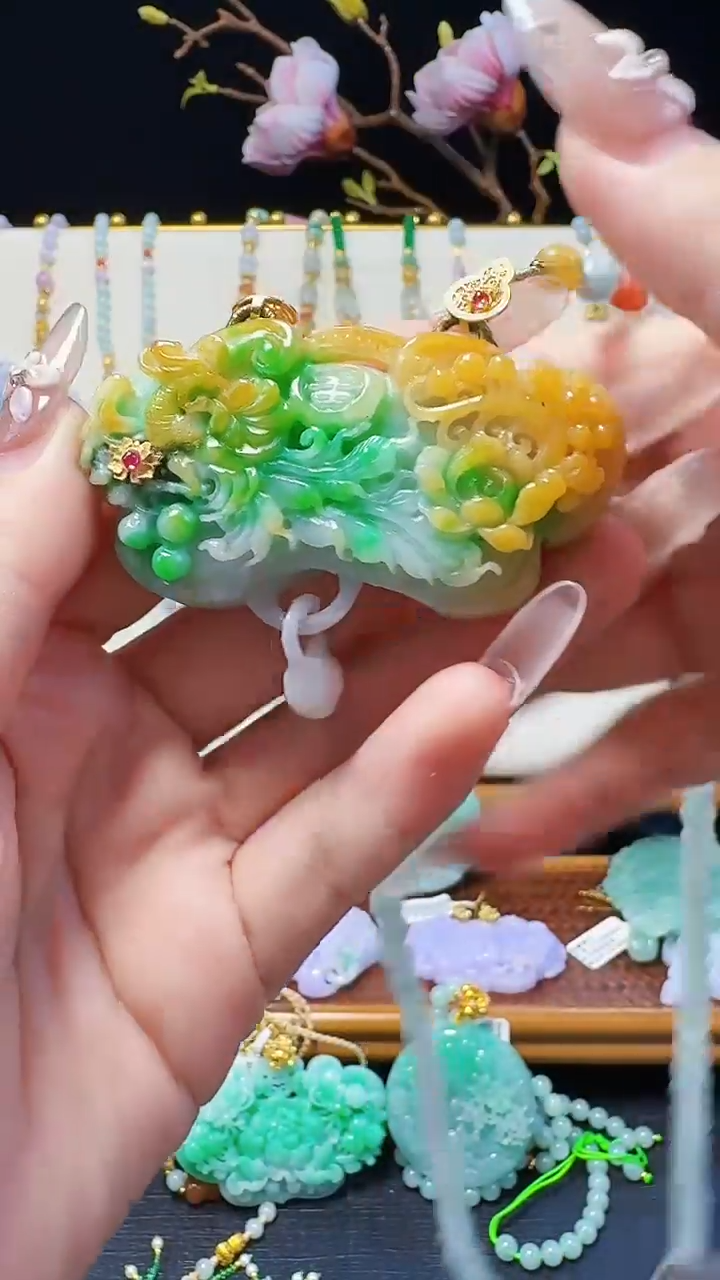 翡翠未镶嵌颈饰凤穿牡丹