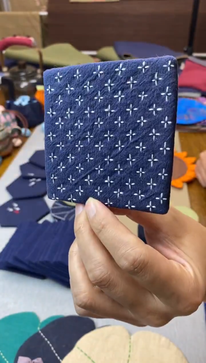 手绣十字花杯垫1套