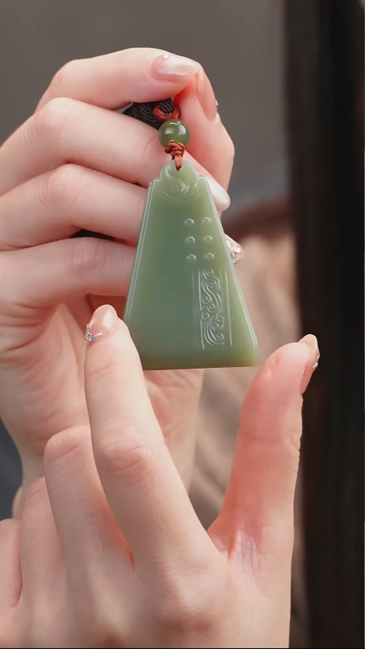 吊坠(赠链)未镶嵌和田玉三角牌