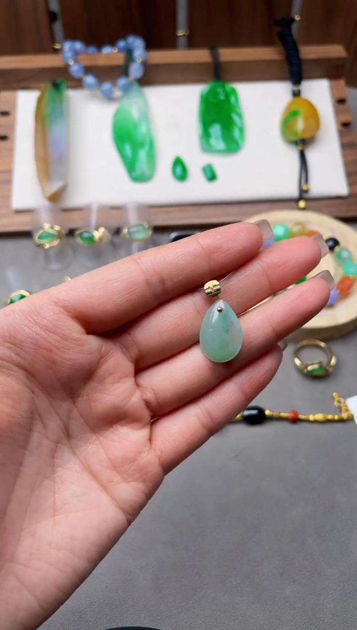 【闪购商品】翡翠颈饰18K金镶嵌王朝阳翠语糯冰飘绿花吊坠