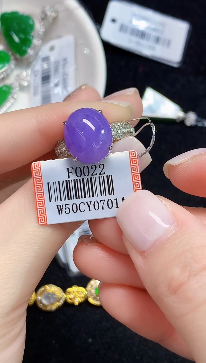 18K金镶嵌戒指翡翠多样性发其一