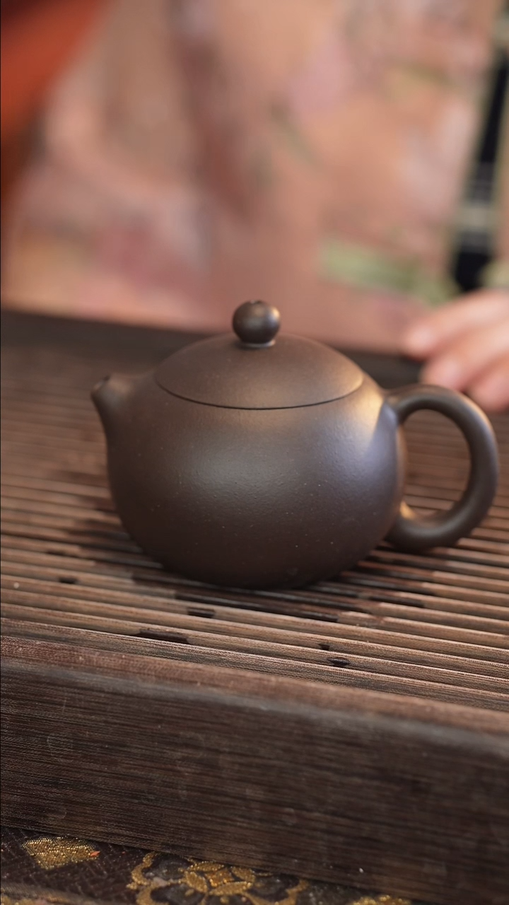 茶壶紫砂西施 黑金砂 半手工 210cc