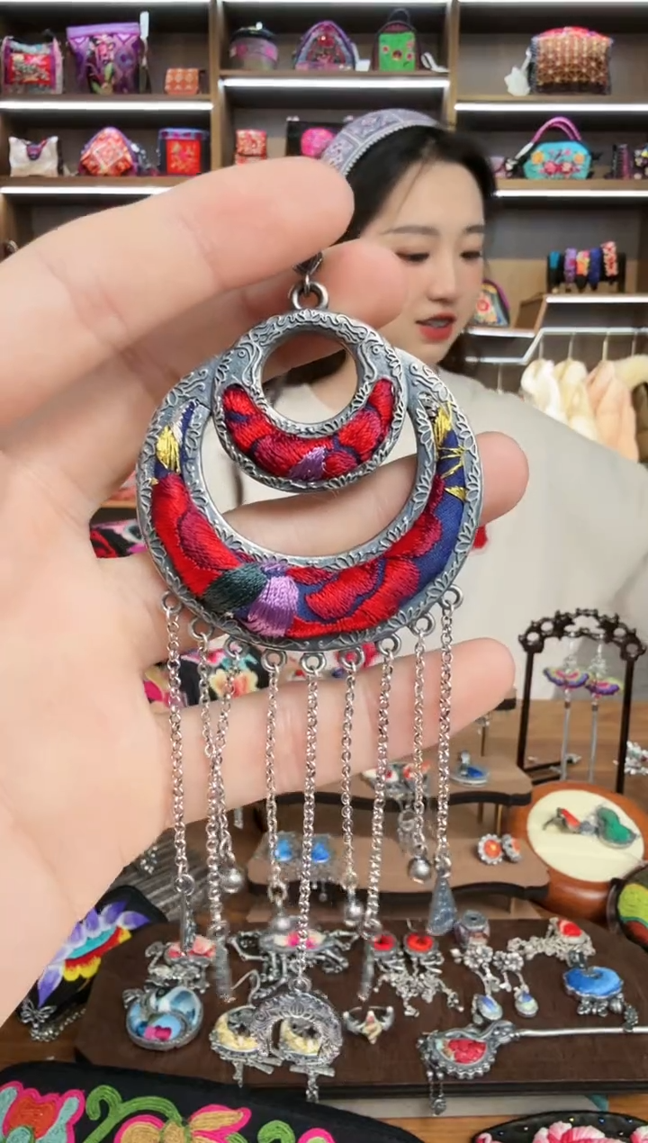 【闪购商品】织绣13蒙阿苏苗绣传承