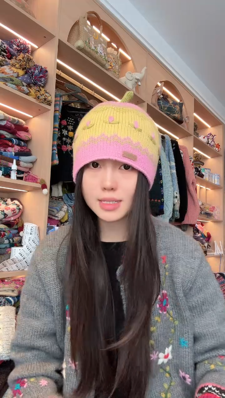 羊毛粉黄奶嘴帽  