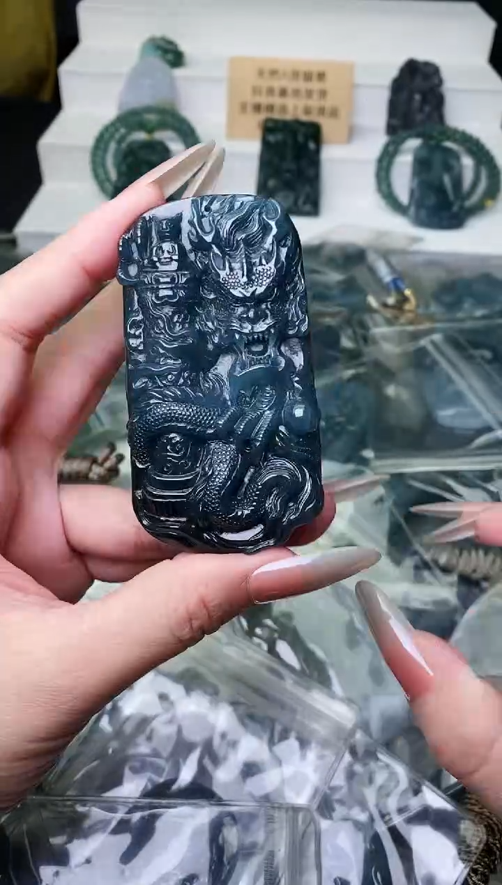 颈饰未镶嵌翡翠 