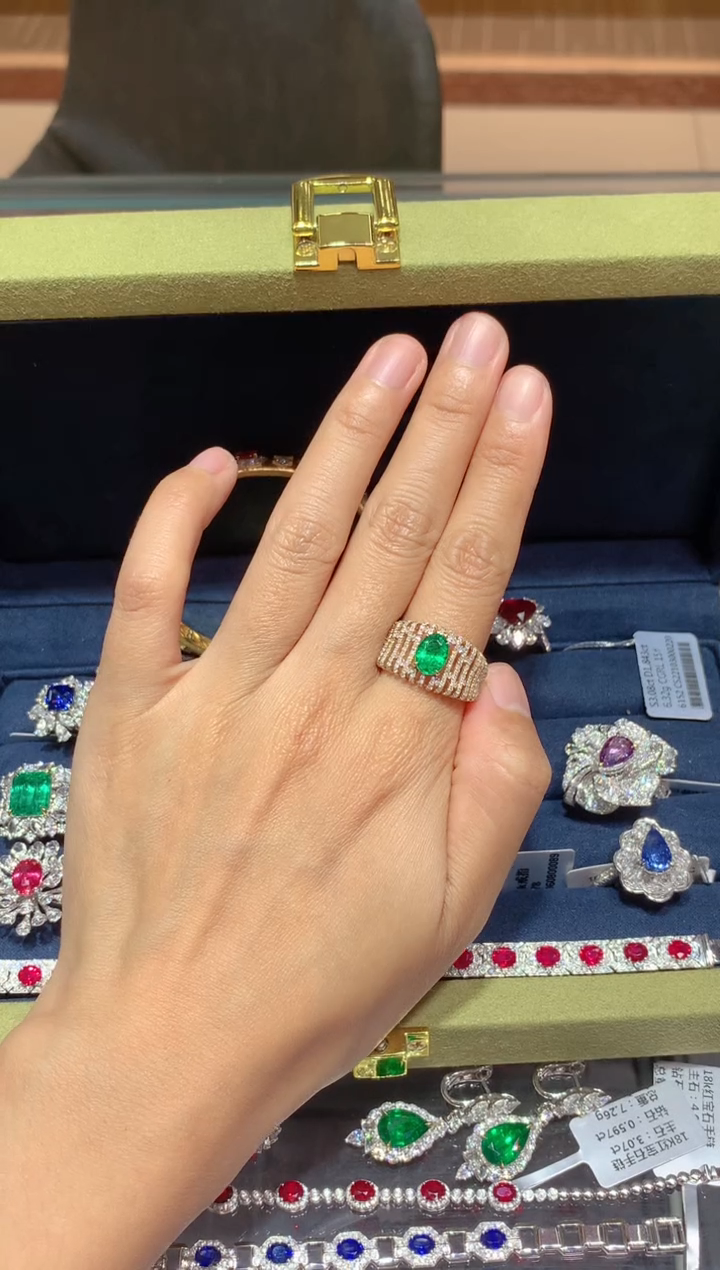 【闪购商品】祖母绿戒指18K金镶嵌0.93CT