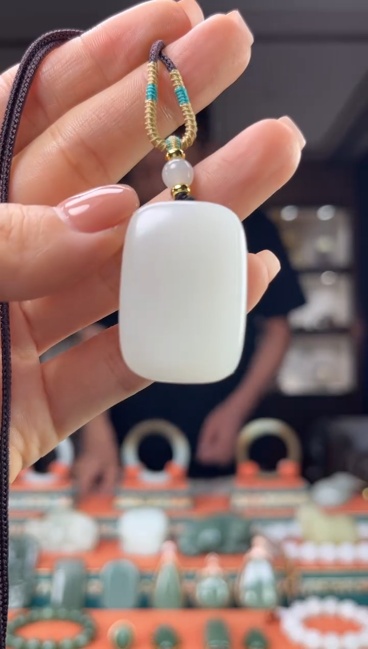 和田玉未镶嵌颈饰佩佩