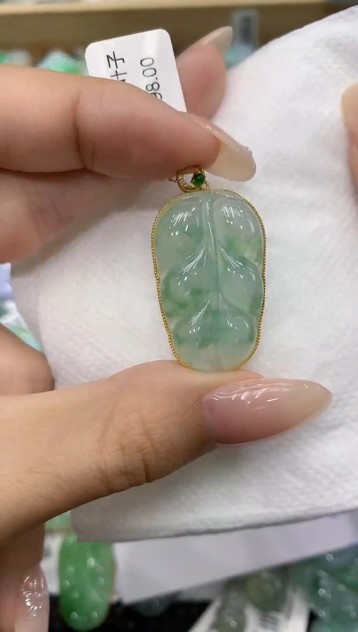 翡翠18K金镶嵌颈饰111111111111