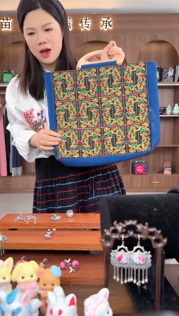 【闪购商品】织绣扶光苗绣传承L20