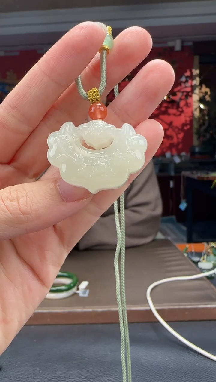 颈饰未镶嵌和田玉高冰晴如意锁