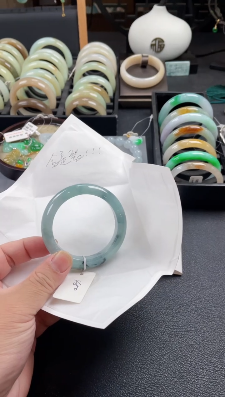 【闪购商品】翡翠手镯未镶嵌有纹裂瑕疵包容
