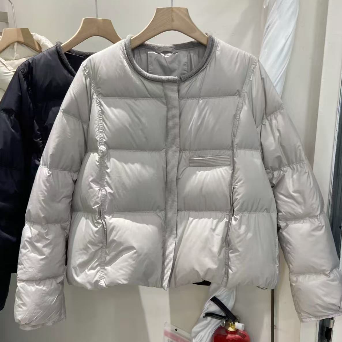 今年流行设计感白鸭绒羽绒服女装2025冬季韩系流行时尚洋气上衣