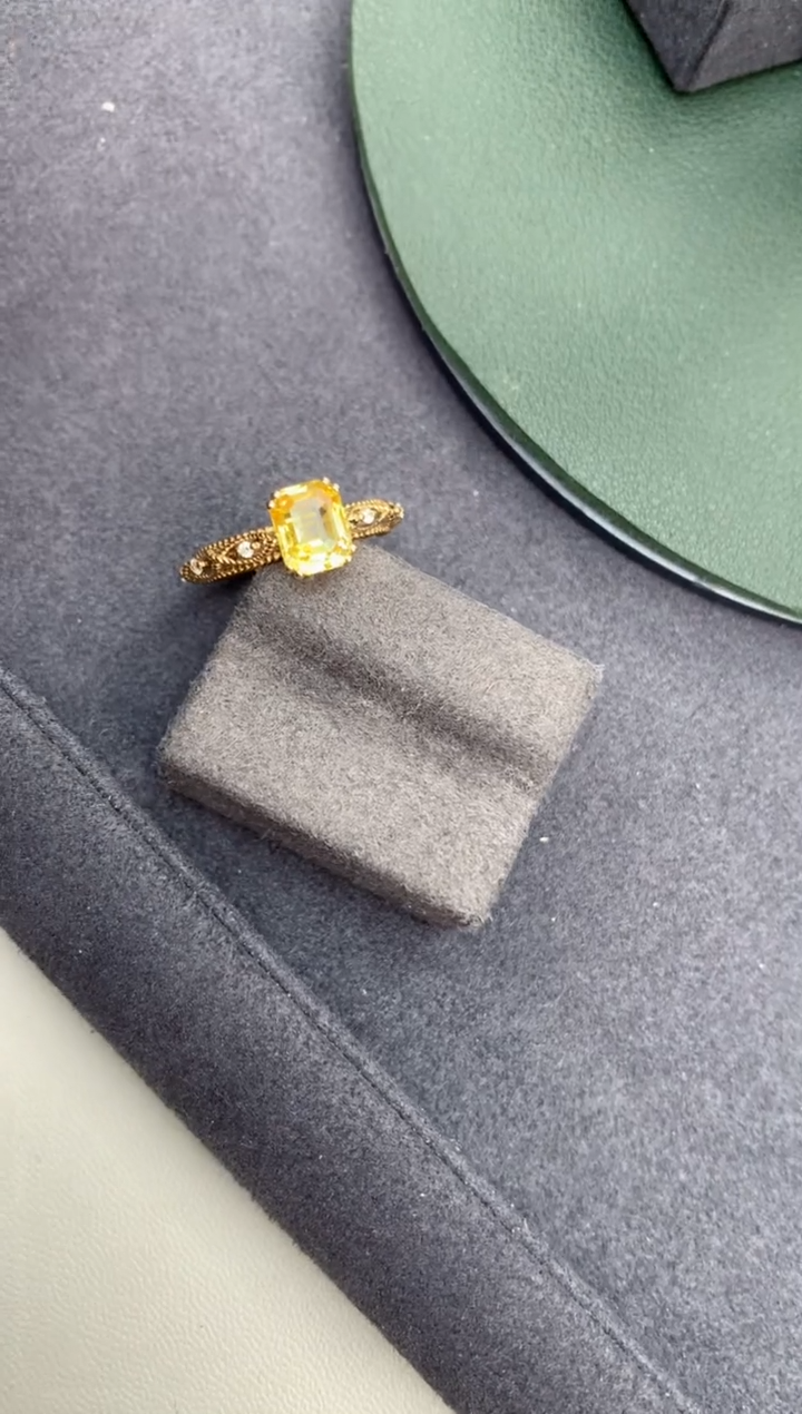 【闪购商品】彩色蓝宝石戒指18K金镶嵌1.6ct黄蓝宝戒指