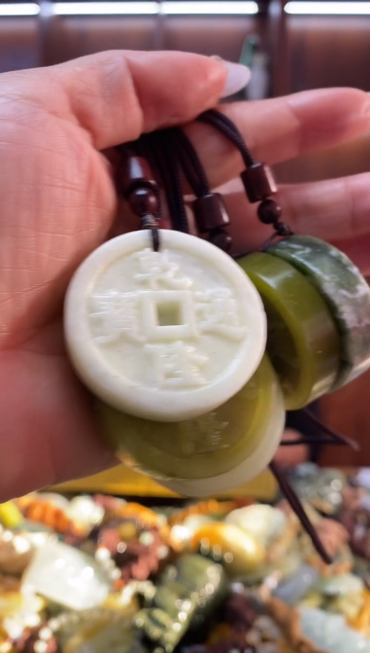 未镶嵌蛇纹石玉吊坠多样性发货发其中一件