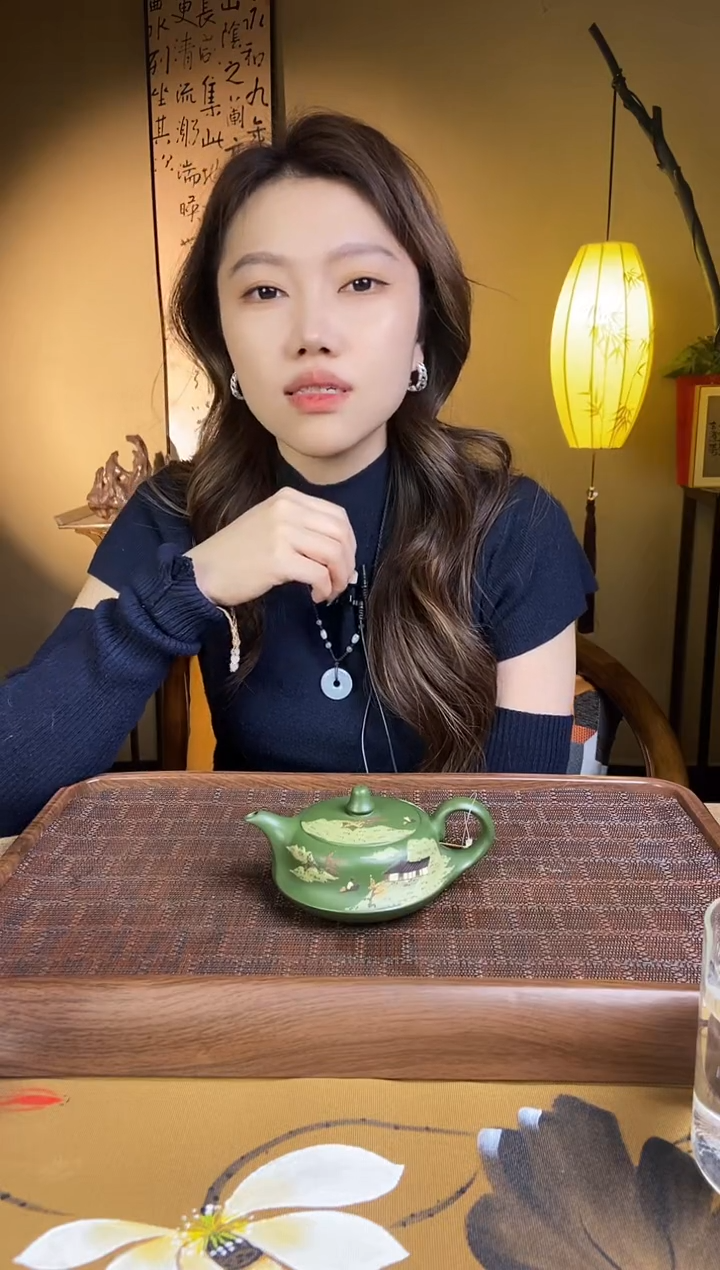 【闪购商品】紫砂茶壶强济人 翡翠绿泥 泥绘山水曲壶