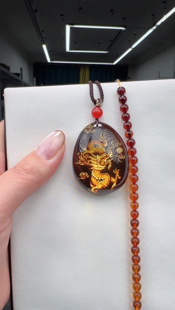 琥珀颈饰未镶嵌龙