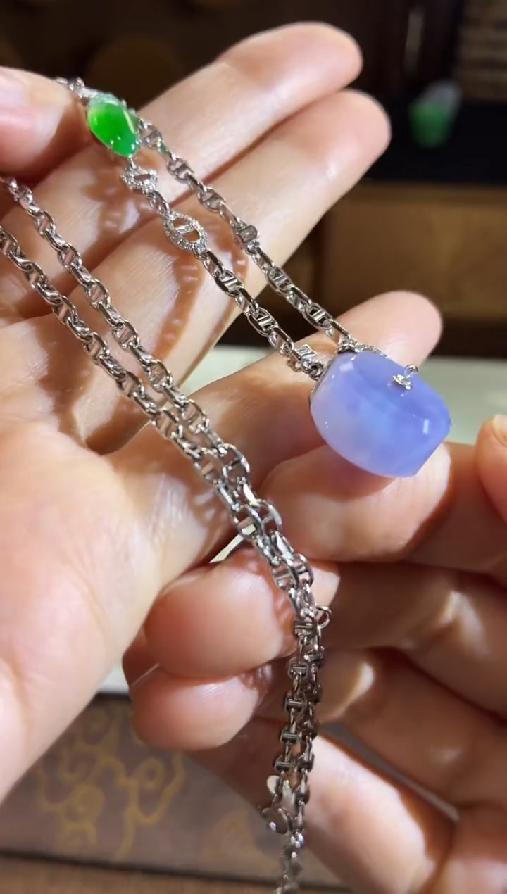 颈饰18K金镶嵌翡翠吊坠