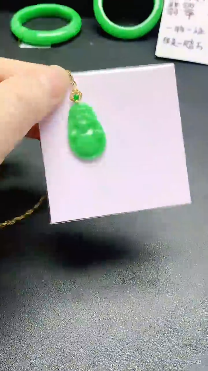 颈饰18K金镶嵌翡翠赠礼盒证书