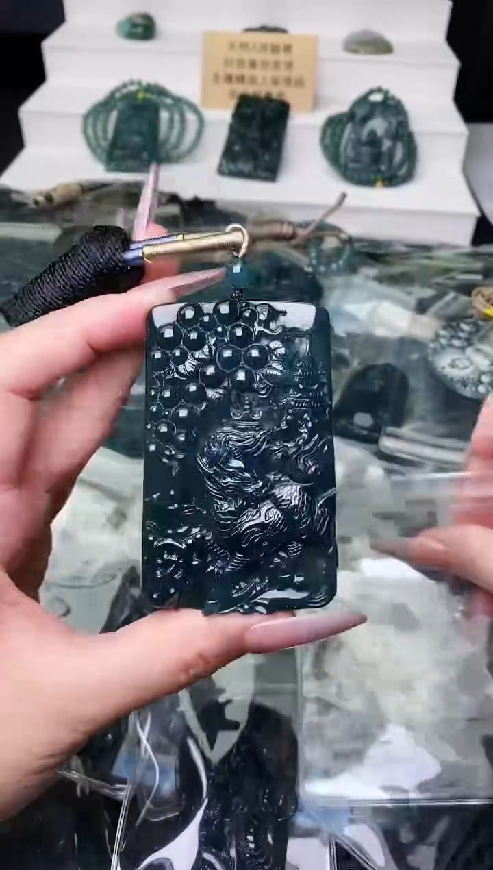 颈饰未镶嵌翡翠 