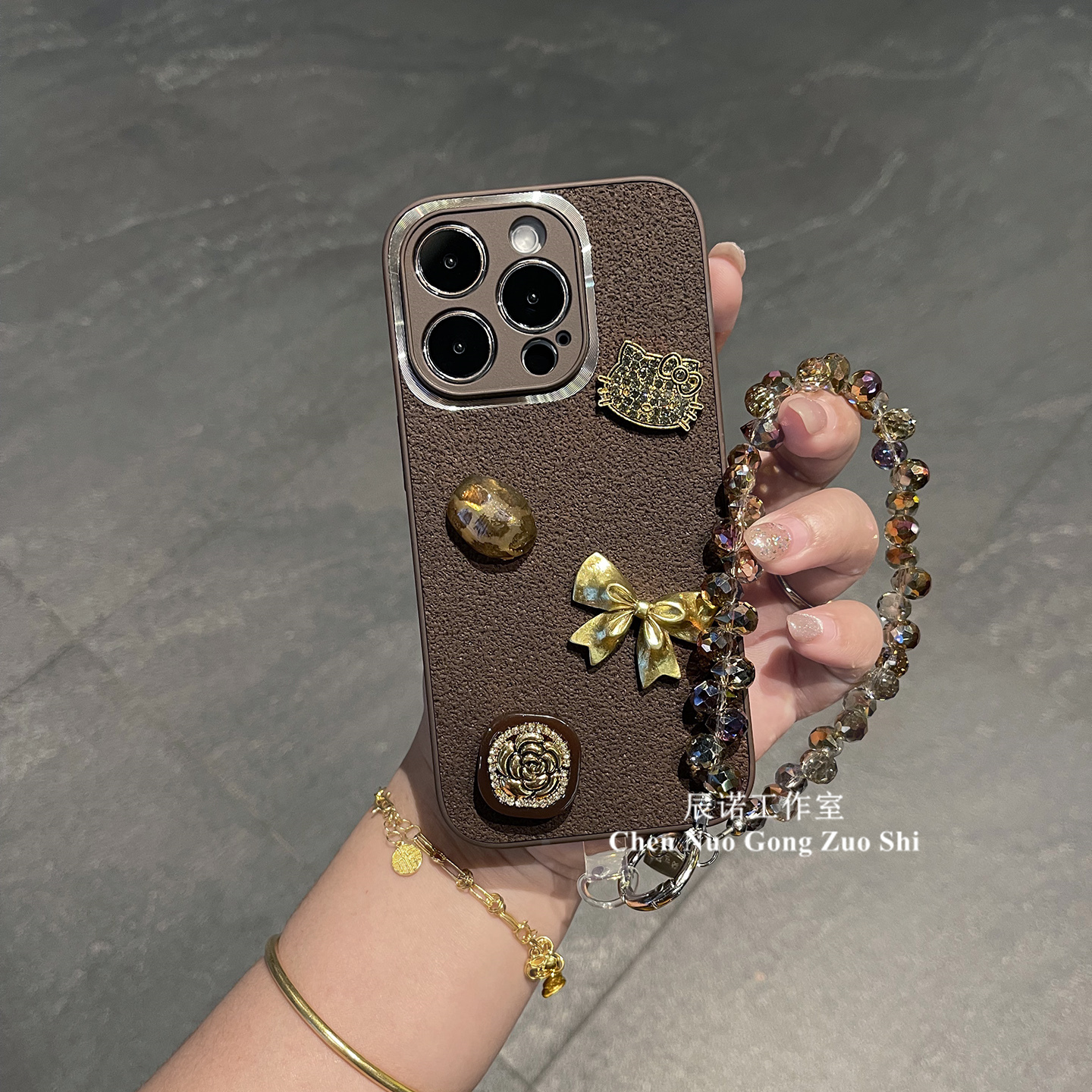 适用苹果/华为荣耀oppo/vivo小米手机壳月坑纹kt蝴蝶结珠子带手链