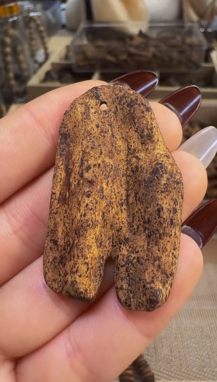 【闪购商品】沉香木吊坠越南惠安红土