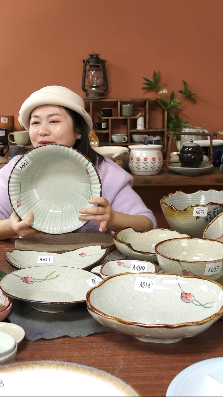 陶瓷A641 一只手绘荷花黑点线条敞口碗26*8可能微瑕