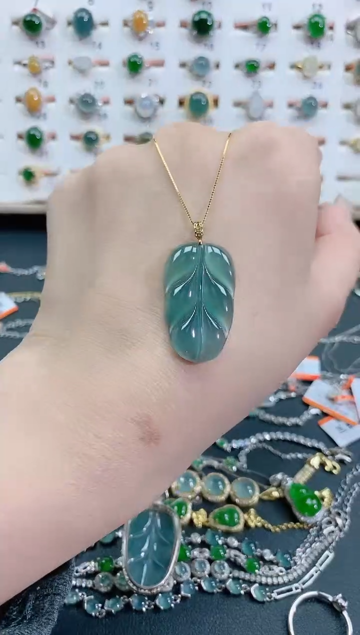 颈饰18K金镶嵌翡翠天然翡翠