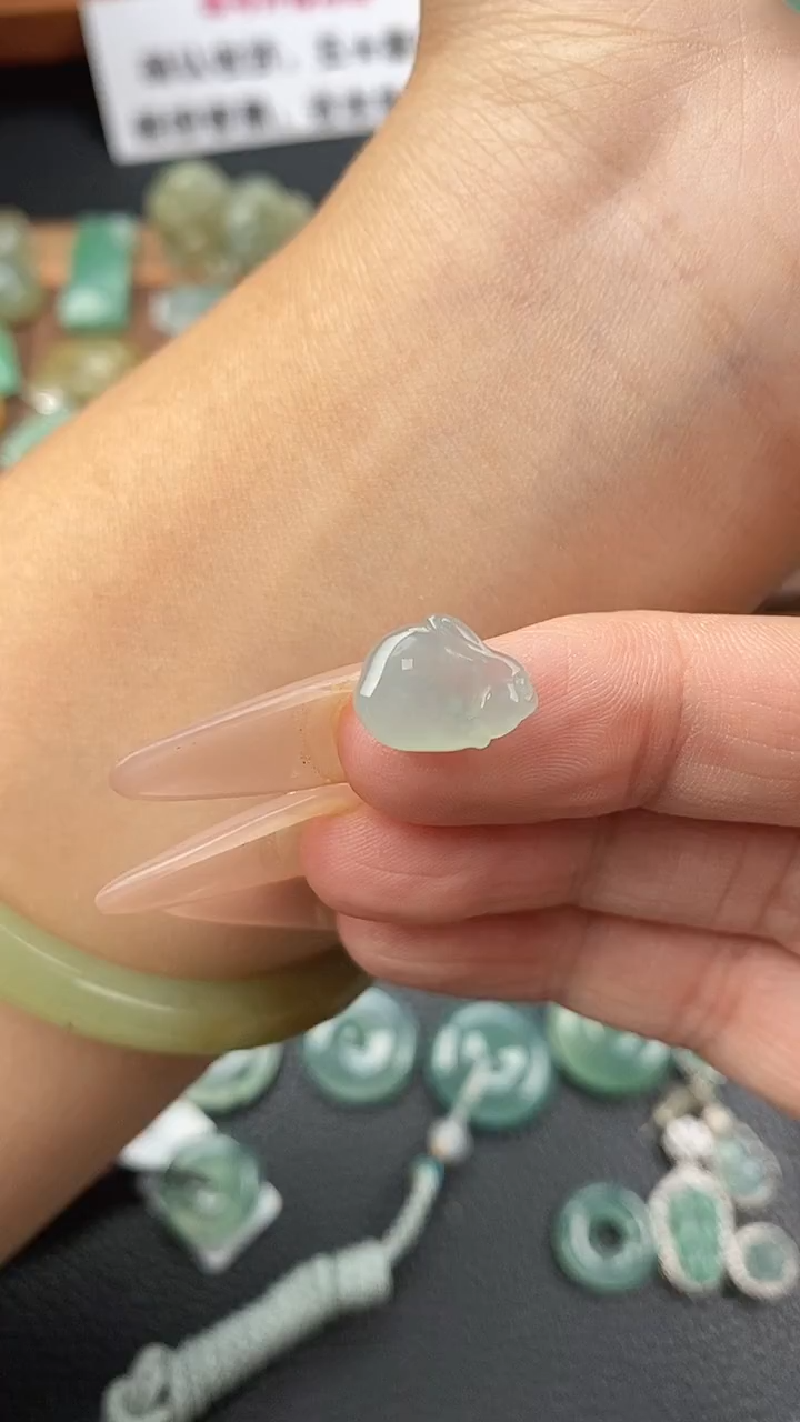 颈饰未镶嵌翡翠玉兔