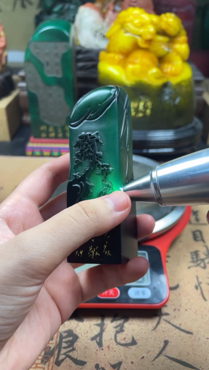 寿山石印石绝绿留皮薄意雕竖章 曾为梅花醉