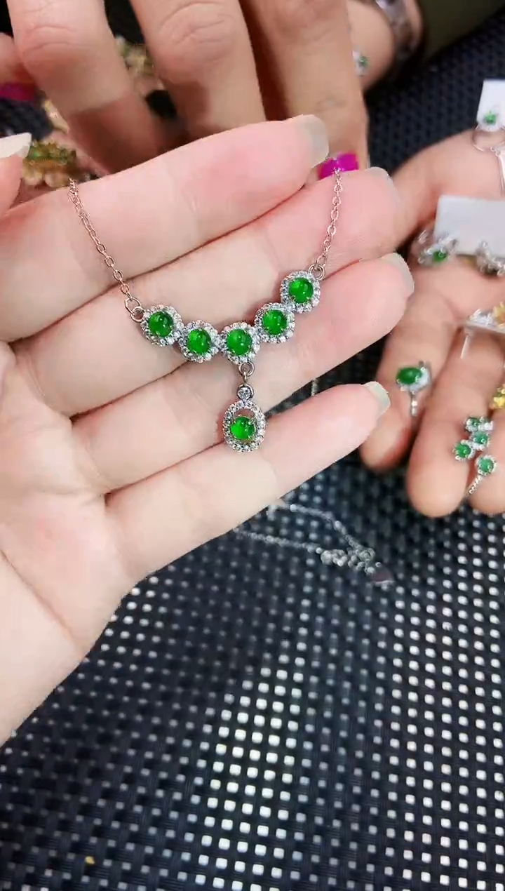 【闪购商品】翡翠颈饰未镶嵌11111111