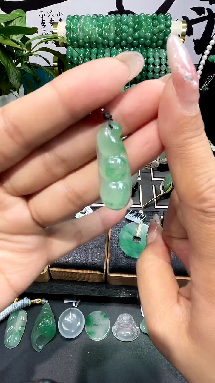 未镶嵌挂件石英质玉（非洲翠）福豆