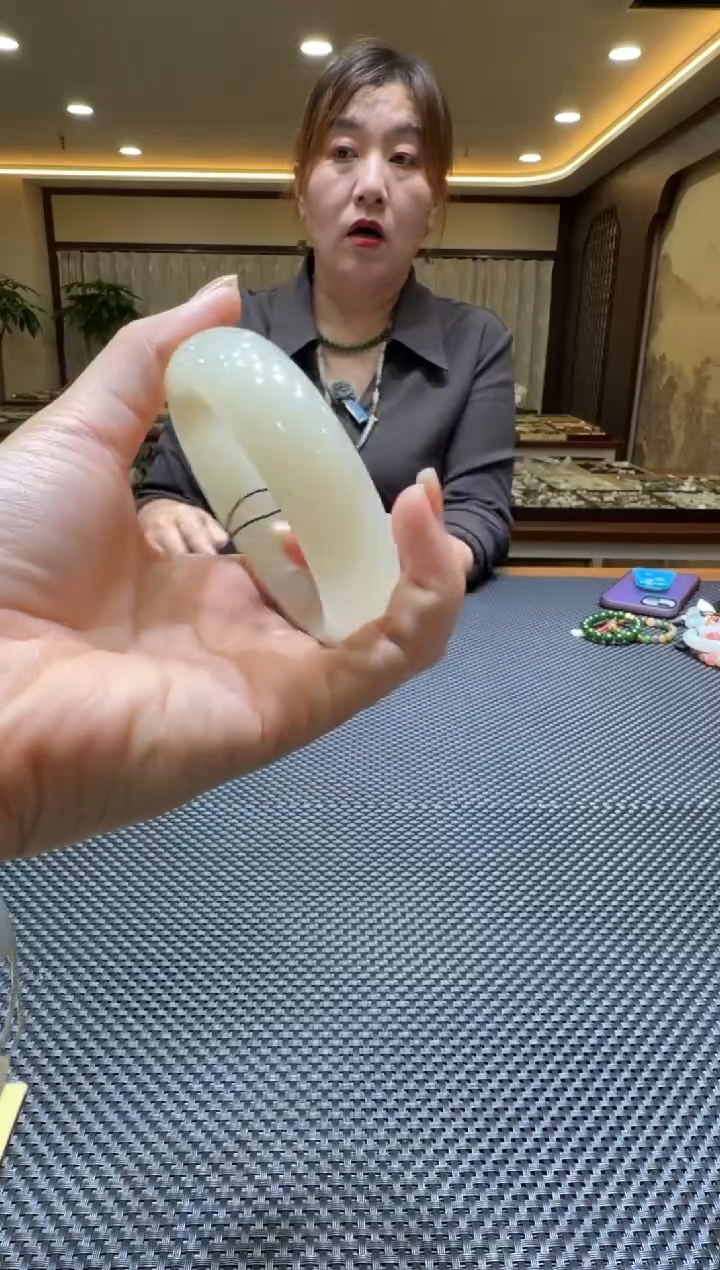 颈饰未镶嵌和田玉手镯60