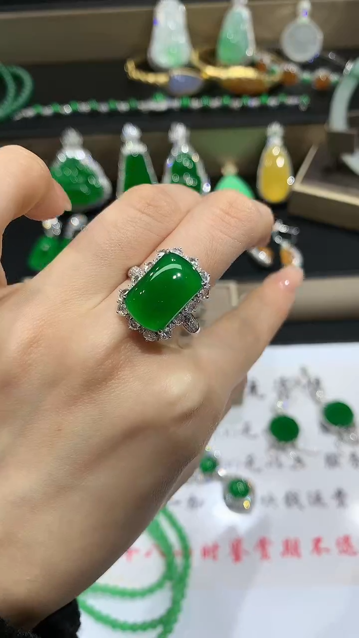 【闪购商品】翡翠戒指18K金镶嵌50团购