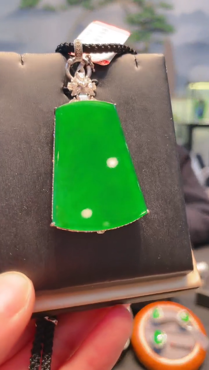 翡翠18K金镶嵌颈饰天然A货翡翠A74