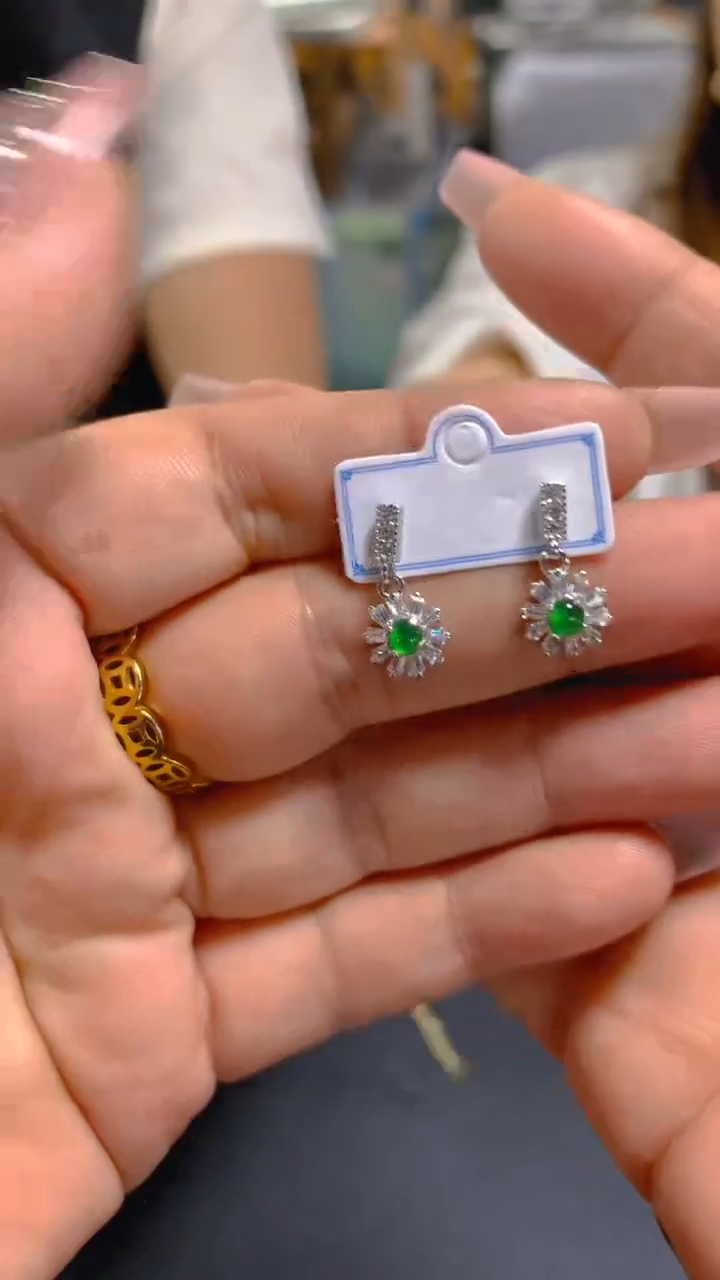 【闪购商品】翡翠耳饰未镶嵌0883700986多样性发其一