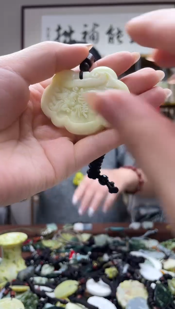 未镶嵌岫玉吊坠·