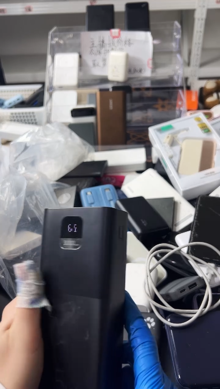 1m小*哥小巧自带线精品移动电源